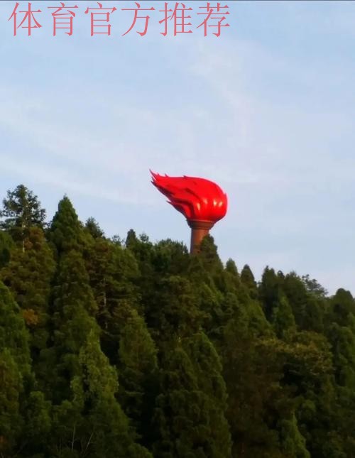 铭记英雄先烈 传承精神火炬 铭记英雄先烈 传承精神火炬