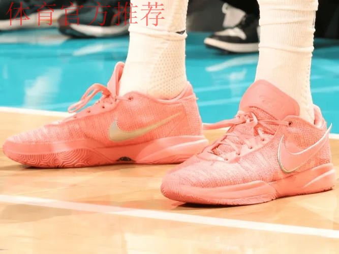 篮板嗅觉敏锐!马尔卡宁穿着粉色Lebron20,得到33分16篮板 篮板嗅觉敏锐!马尔卡宁穿着粉色Lebron20,得到33分16篮板